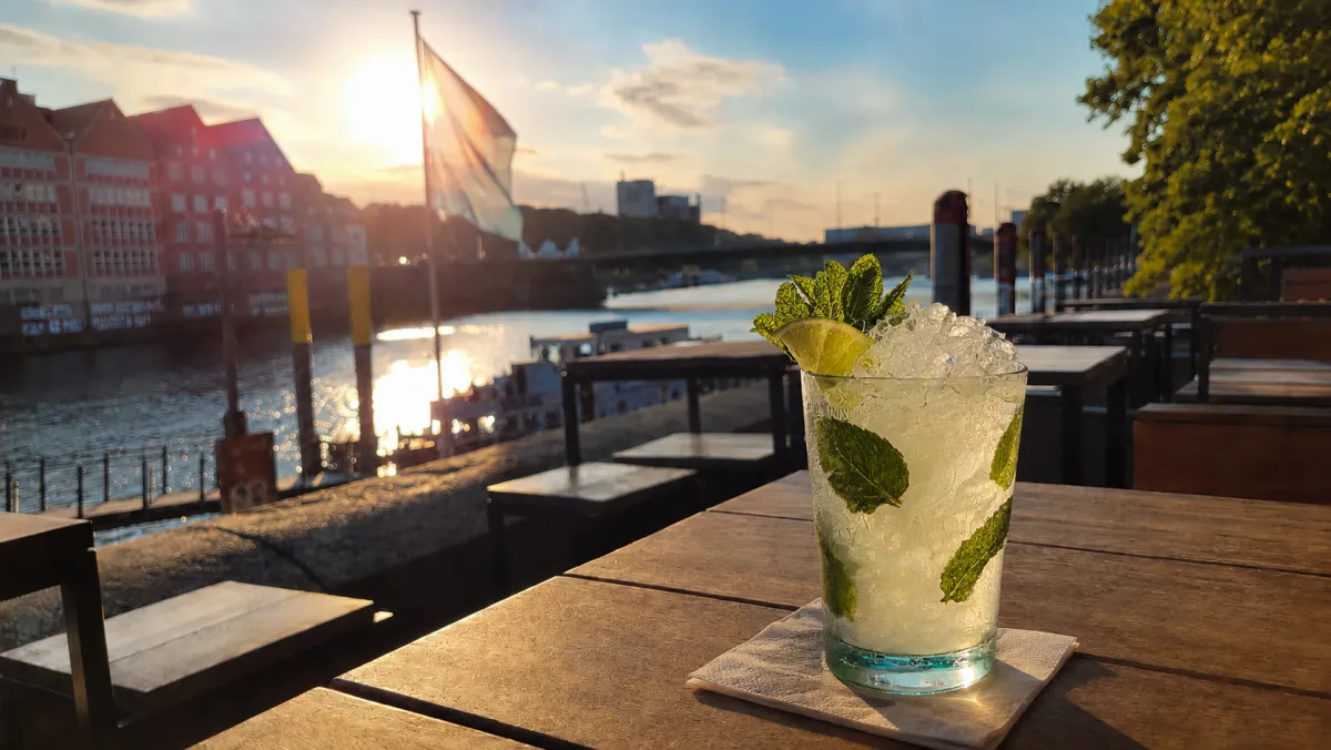 Cocktail auf der Terrasse des Red Rock mit Blick auf die Weser
