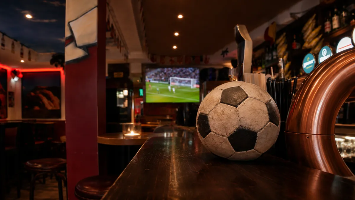 Live-Sport auf Großbildschirmen in der Red Rock Sportsbar